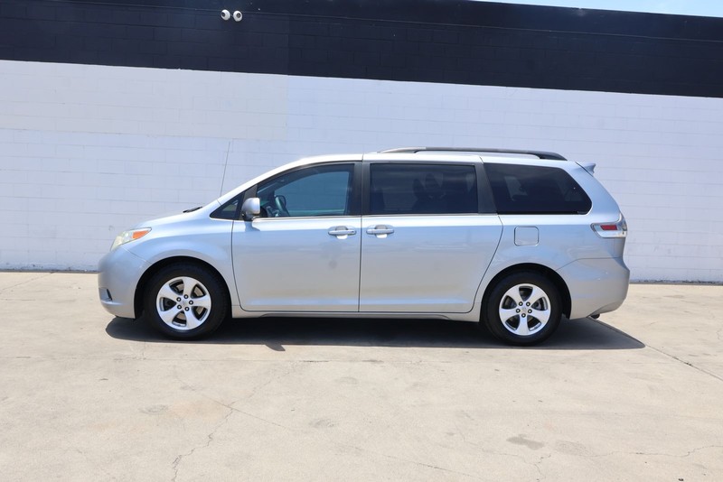 Toyota Sienna Vehicle Full-screen Gallery Image 10