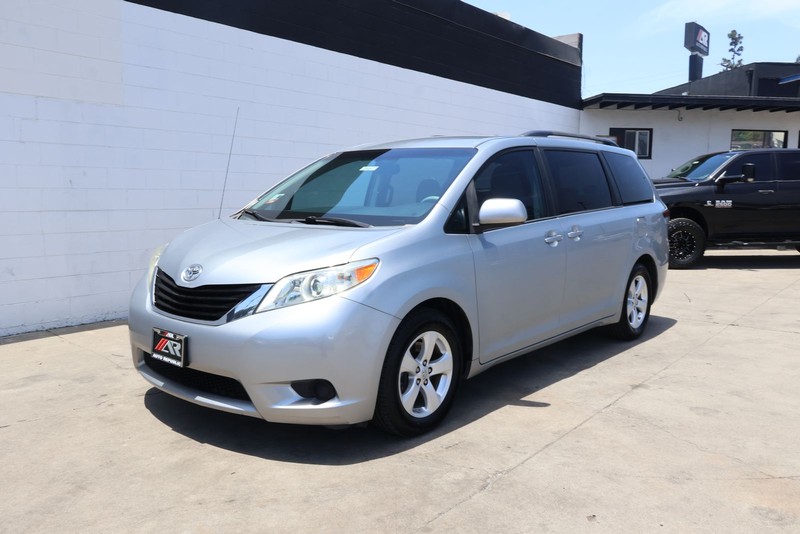 Toyota Sienna Vehicle Full-screen Gallery Image 11