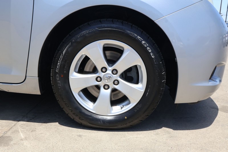 Toyota Sienna Vehicle Full-screen Gallery Image 13