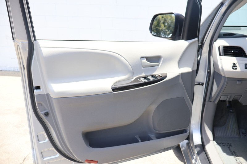 Toyota Sienna Vehicle Full-screen Gallery Image 14