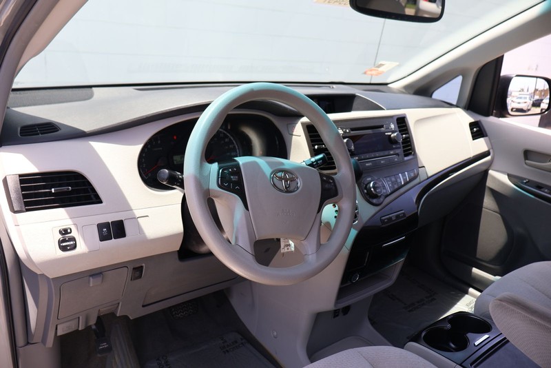 Toyota Sienna Vehicle Full-screen Gallery Image 15