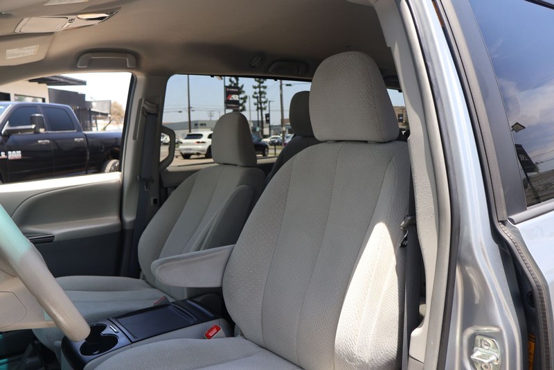 Toyota Sienna Vehicle Full-screen Gallery Image 16