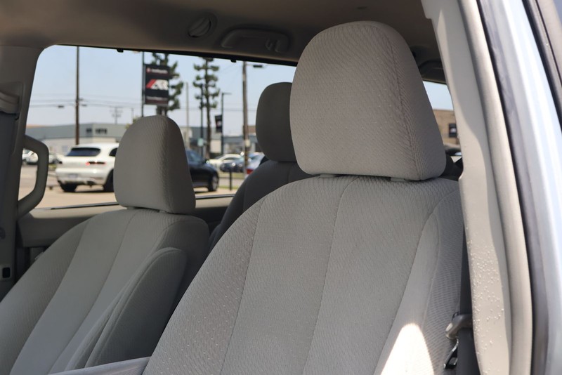 Toyota Sienna Vehicle Full-screen Gallery Image 17