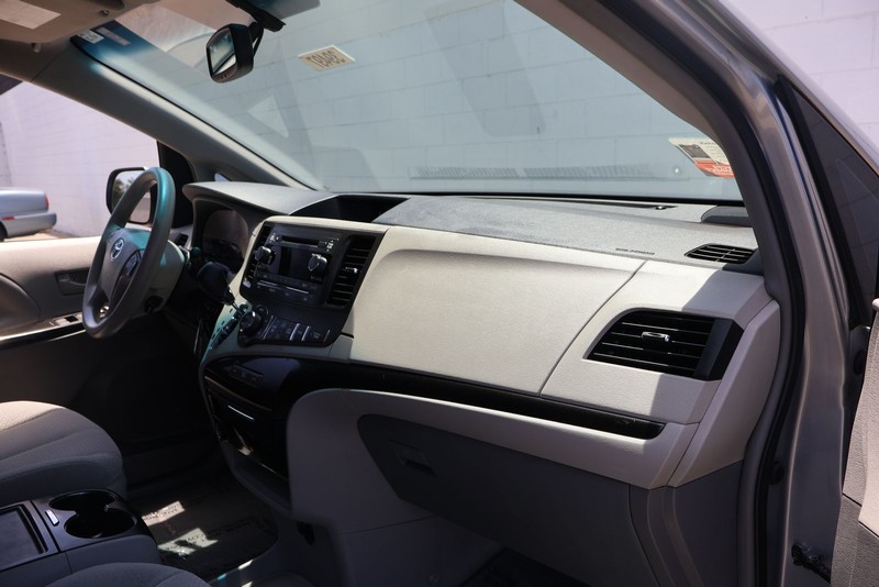 Toyota Sienna Vehicle Full-screen Gallery Image 18