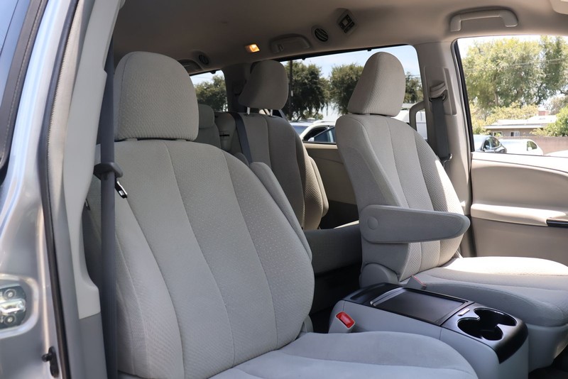 Toyota Sienna Vehicle Full-screen Gallery Image 19