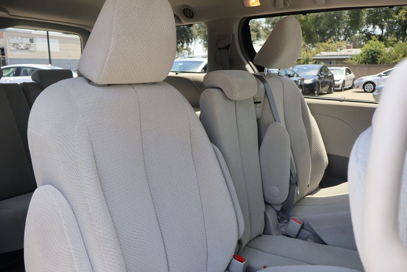 Toyota Sienna Vehicle Full-screen Gallery Image 20