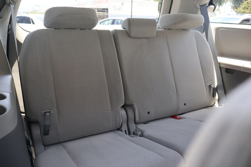 Toyota Sienna Vehicle Full-screen Gallery Image 21