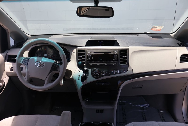 Toyota Sienna Vehicle Full-screen Gallery Image 22