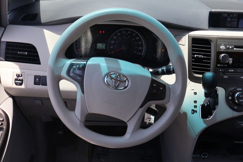 Toyota Sienna Vehicle Full-screen Gallery Image 24