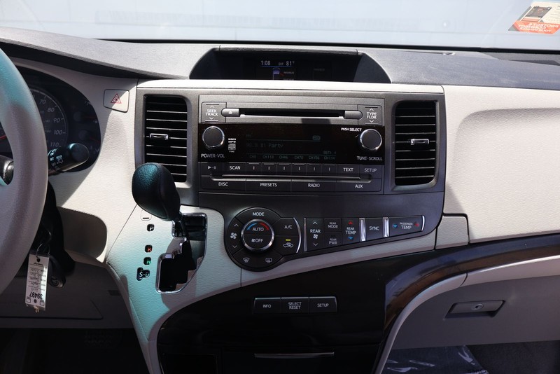 Toyota Sienna Vehicle Full-screen Gallery Image 27
