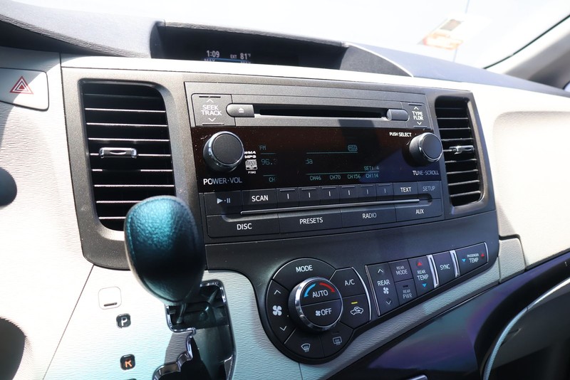 Toyota Sienna Vehicle Full-screen Gallery Image 30