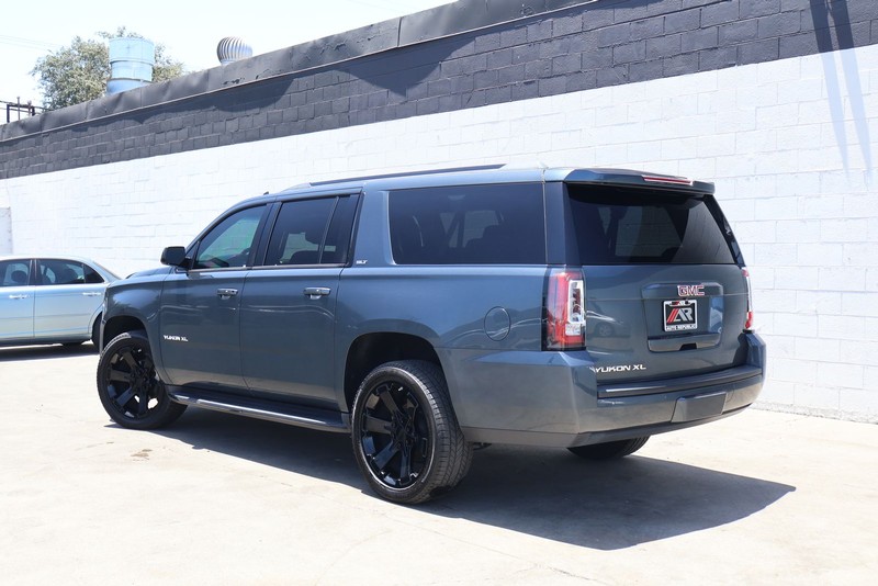 GMC Yukon XL Vehicle Full-screen Gallery Image 09