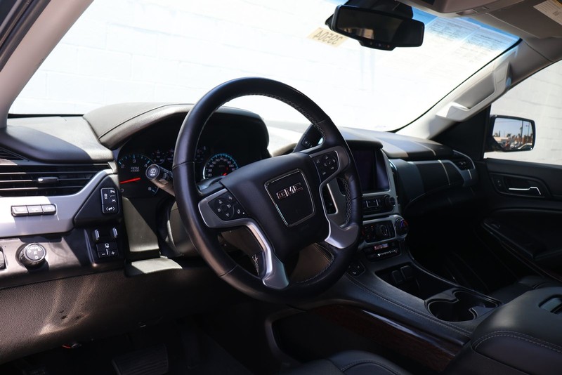 GMC Yukon XL Vehicle Full-screen Gallery Image 15
