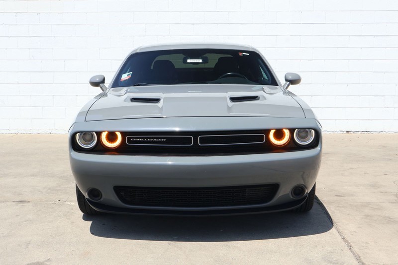 Dodge Challenger Vehicle Full-screen Gallery Image 02