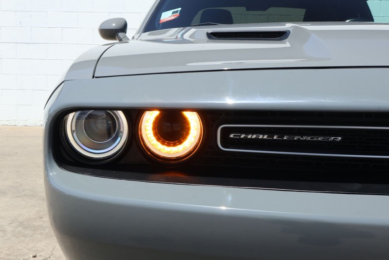 Dodge Challenger Vehicle Full-screen Gallery Image 03