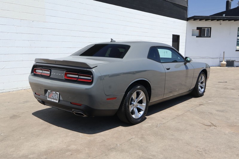 Dodge Challenger Vehicle Full-screen Gallery Image 05
