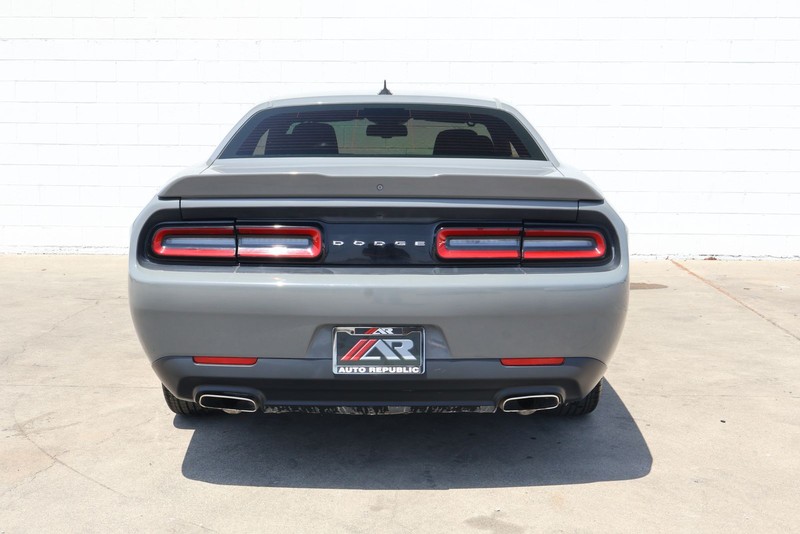 Dodge Challenger Vehicle Full-screen Gallery Image 06