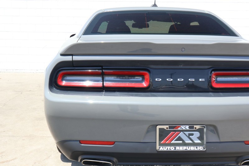Dodge Challenger Vehicle Full-screen Gallery Image 07