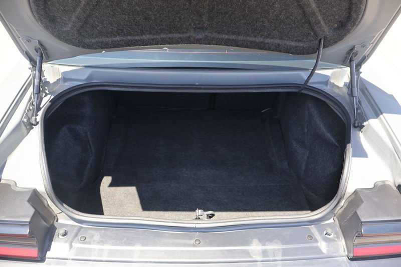 Dodge Challenger Vehicle Full-screen Gallery Image 08
