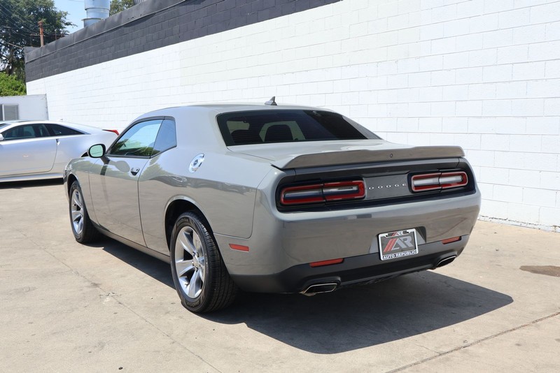 Dodge Challenger Vehicle Full-screen Gallery Image 09