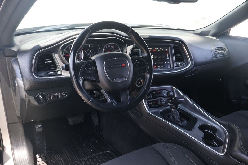 Dodge Challenger Vehicle Full-screen Gallery Image 15