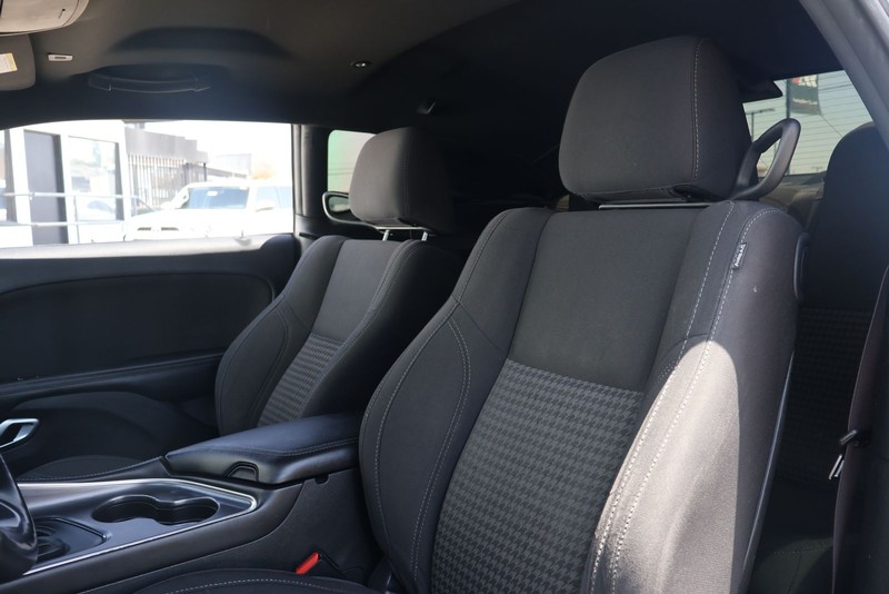 Dodge Challenger Vehicle Full-screen Gallery Image 16