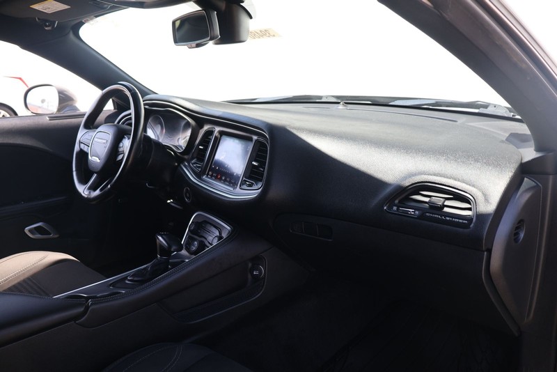 Dodge Challenger Vehicle Full-screen Gallery Image 18