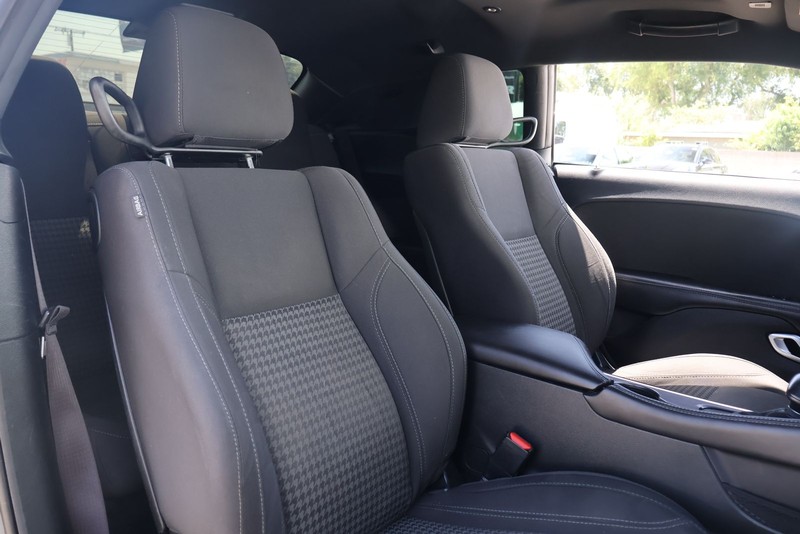 Dodge Challenger Vehicle Full-screen Gallery Image 19