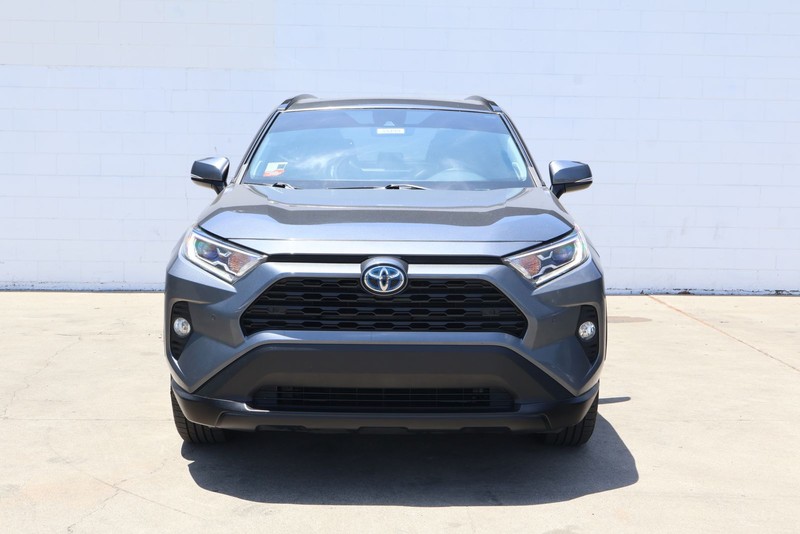 Toyota RAV4 Hybrid Vehicle Full-screen Gallery Image 02
