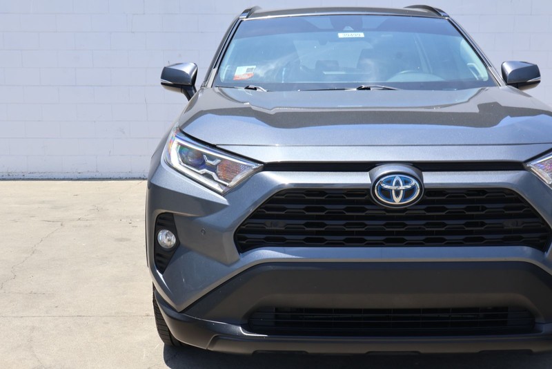 Toyota RAV4 Hybrid Vehicle Full-screen Gallery Image 03