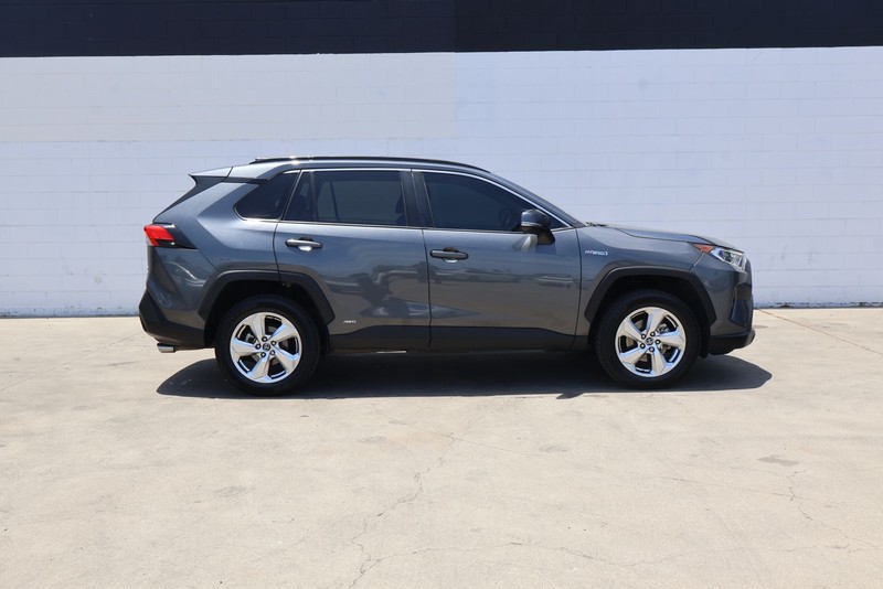 Toyota RAV4 Hybrid Vehicle Full-screen Gallery Image 04