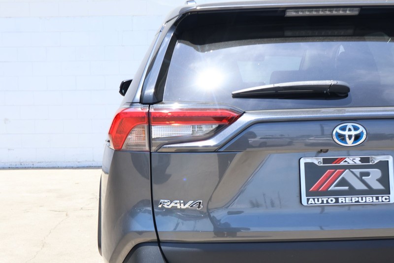 Toyota RAV4 Hybrid Vehicle Full-screen Gallery Image 06