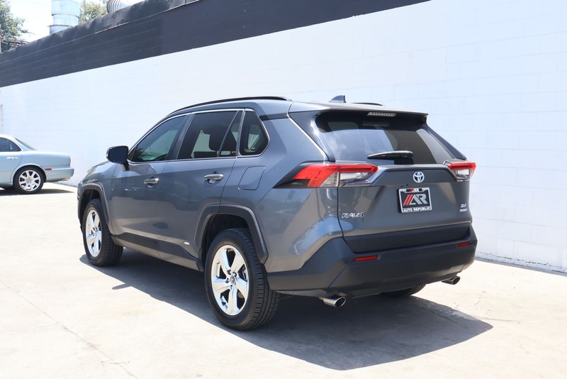 Toyota RAV4 Hybrid Vehicle Full-screen Gallery Image 08