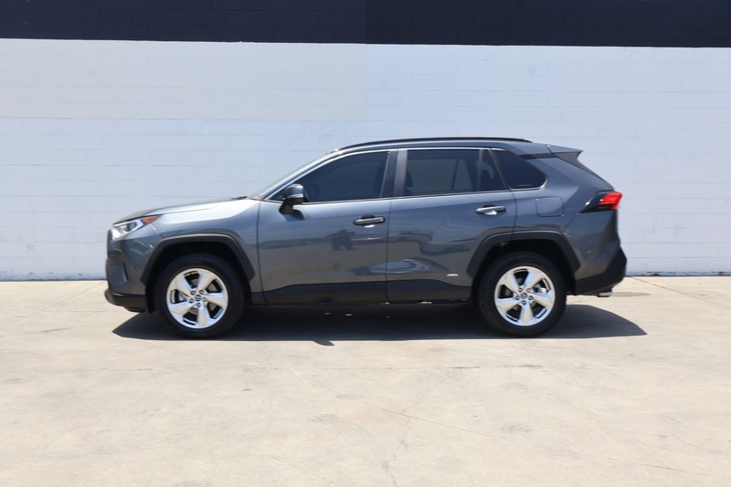 Toyota RAV4 Hybrid Vehicle Full-screen Gallery Image 09