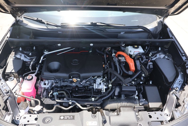 Toyota RAV4 Hybrid Vehicle Full-screen Gallery Image 11