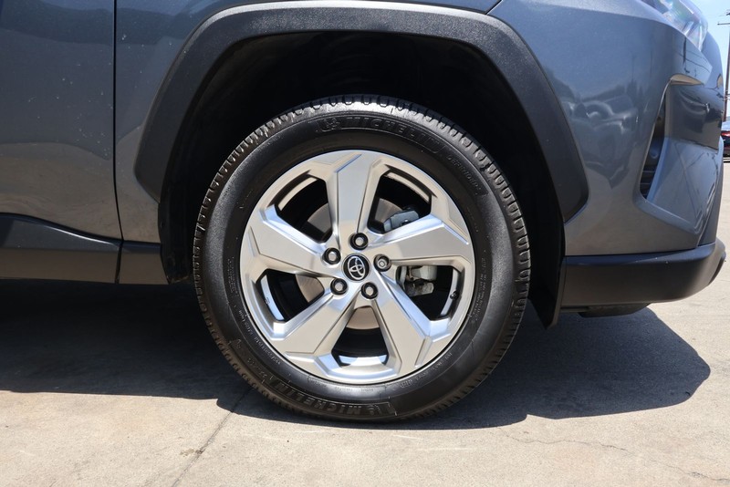 Toyota RAV4 Hybrid Vehicle Full-screen Gallery Image 12