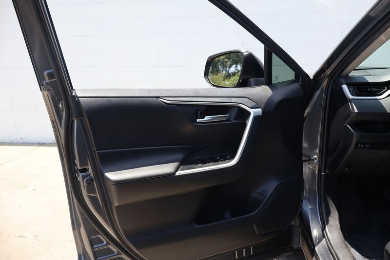 Toyota RAV4 Hybrid Vehicle Full-screen Gallery Image 13