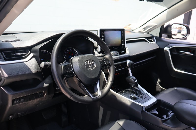 Toyota RAV4 Hybrid Vehicle Full-screen Gallery Image 14