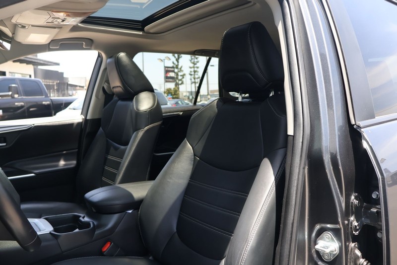 Toyota RAV4 Hybrid Vehicle Full-screen Gallery Image 15