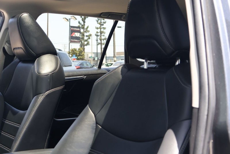 Toyota RAV4 Hybrid Vehicle Full-screen Gallery Image 16