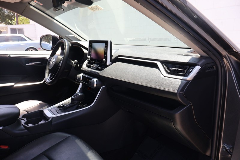 Toyota RAV4 Hybrid Vehicle Full-screen Gallery Image 17