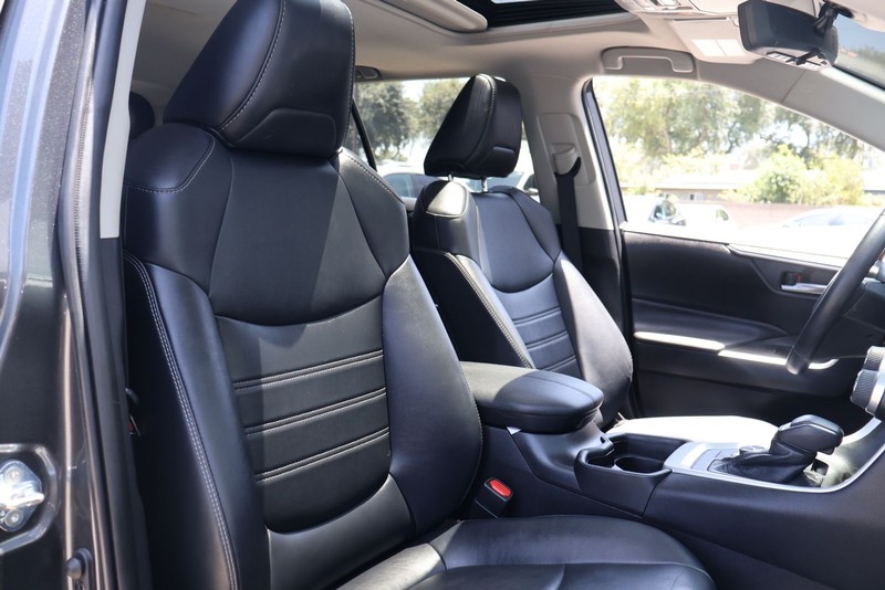 Toyota RAV4 Hybrid Vehicle Full-screen Gallery Image 18