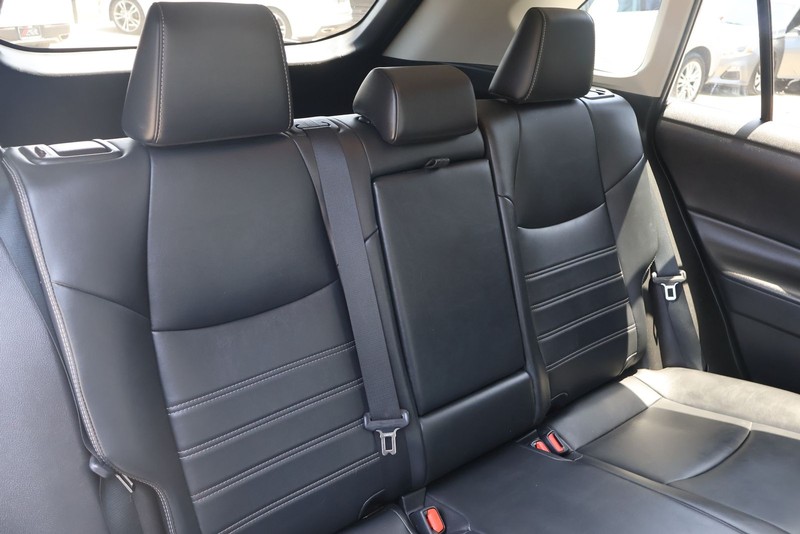 Toyota RAV4 Hybrid Vehicle Full-screen Gallery Image 19