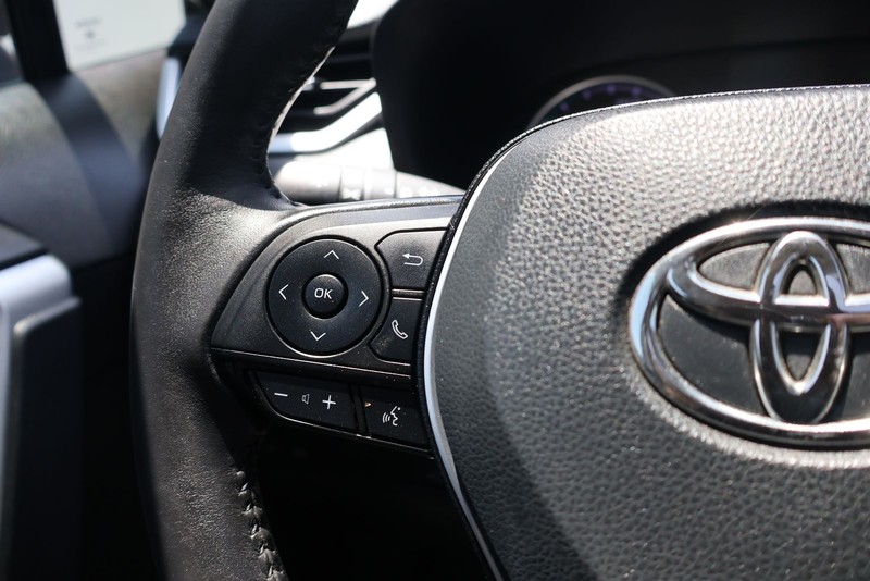 Toyota RAV4 Hybrid Vehicle Full-screen Gallery Image 23