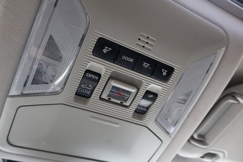 Toyota RAV4 Hybrid Vehicle Full-screen Gallery Image 29