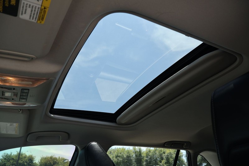 Toyota RAV4 Hybrid Vehicle Full-screen Gallery Image 30