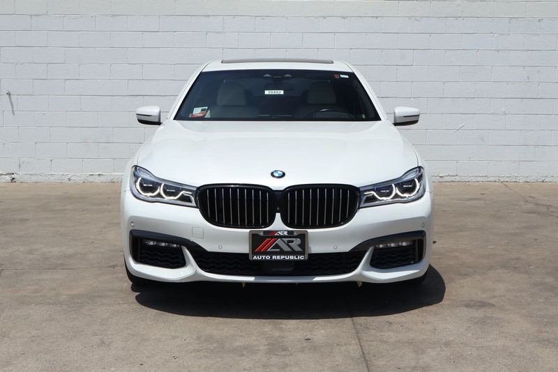 BMW 750i Vehicle Full-screen Gallery Image 02