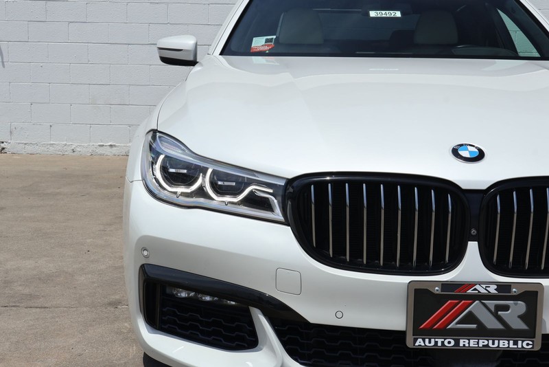 BMW 750i Vehicle Full-screen Gallery Image 03