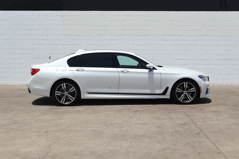 BMW 750i Vehicle Full-screen Gallery Image 04