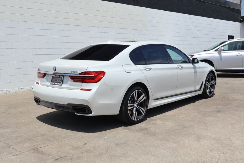 BMW 750i Vehicle Full-screen Gallery Image 05